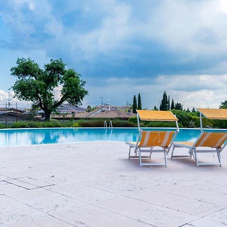 Oleandro Apartment - Featuring A Private Garden And Access To 5 Pools Desenzano del Garda Exterior foto